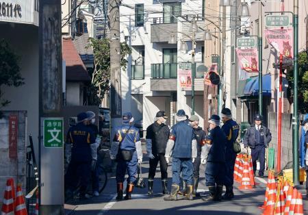 　現場検証に向かう警視庁の捜査員ら＝１６日午前１０時ごろ、東京都杉並区