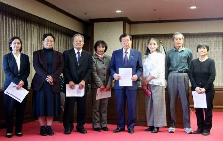 　危険運転致死傷罪の飲酒要件に関する要望書を平口法相（右から４人目）に提出した遺族ら＝１６日、法務省