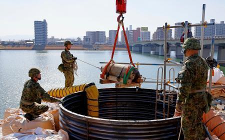 　処理作業を終えて回収される不発弾＝１７日午後、宮崎市