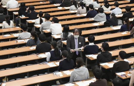 　大学入学共通テスト初日、英語リスニング試験に臨む受験生＝１７日、東京都文京区の東大