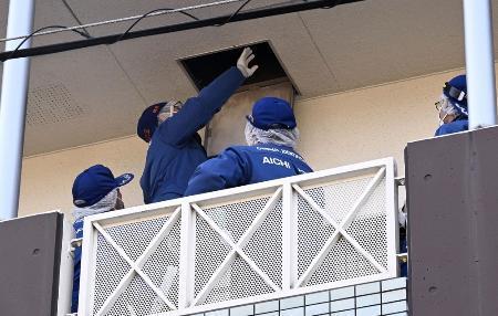 　室内で焼けた女性の遺体が見つかった集合住宅を調べる捜査員＝１８日、愛知県豊田市東新町