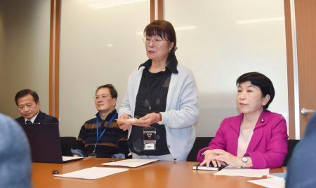 　関係省庁担当者と面会する「長生炭鉱の水非常を歴史に刻む会」の井上洋子代表（右から２人目）＝２０日午後、国会