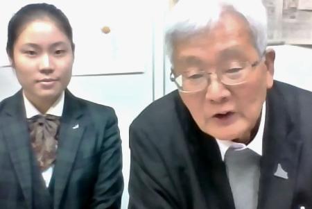 　オンラインで記者会見する第２８代高校生平和大使のいぇそじさん（左）と平野伸人さん