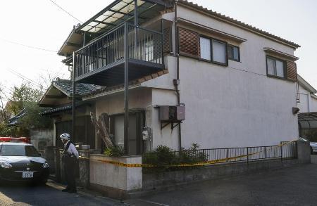 　男性の遺体が見つかった大阪市西淀川区の住宅＝１９日（表札を画像加工しています）