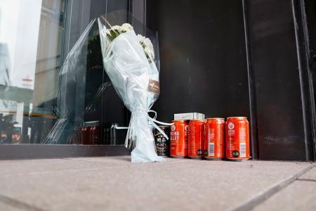 　事件現場付近に供えられた花や飲み物＝２２日午前、ＪＲ長野駅前