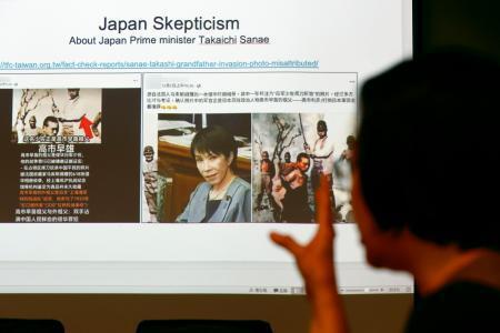 　台湾ファクトチェックセンターで紹介された高市首相の祖父は中国侵略時の日本兵だったとする偽情報（左）＝１２日、台北（共同）