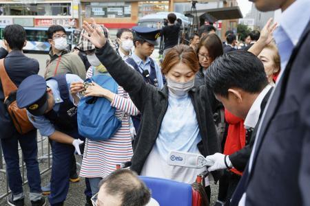 　２０２４年の衆院選の街頭演説会場で、手荷物検査などを受ける人たち＝東京都内