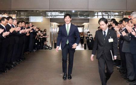 福井・石田知事が初登庁　３５歳最年少「県政を前に」