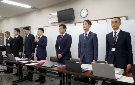 　昨年８月に大阪・道頓堀であったビル火災の調査結果について、記者会見する大阪市消防局幹部ら＝３０日午前、大阪市役所