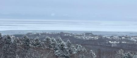 　「流氷接岸初日」を迎えた北海道網走市＝１日午後（オホーツク流氷館提供）