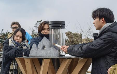 　石川県輪島市に設置された「希望の灯り」に火をともす学生ボランティア＝１日午後