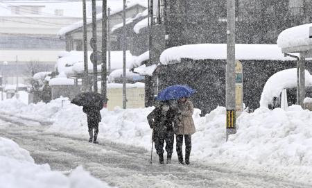 　積雪した福井市内を歩く人たち＝１月