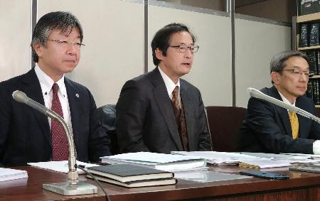　「三鷹事件」を巡り第４次再審請求を申し立て、記者会見する野嶋真人弁護士（中央）ら＝４日午後、東京・霞が関の司法記者クラブ