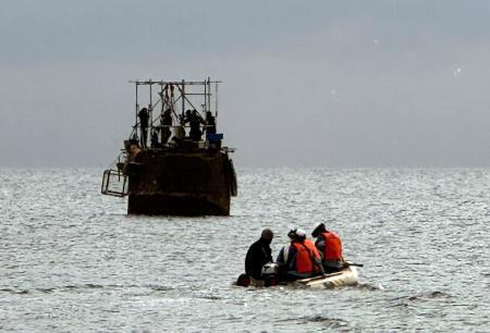 　「長生炭鉱」の潜水調査中に体調不良となったダイバーの救出に向かう消防隊員ら＝７日午後０時２８分、山口県宇部市