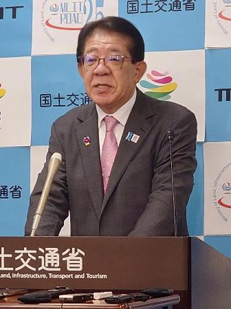 　日本郵便への処分通知の終了を発表する金子国交相＝１０日午前、国交省