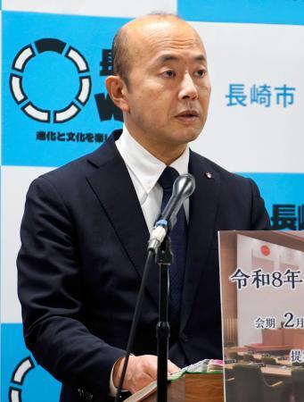 　記者会見する長崎市の鈴木史朗市長＝１０日午後、長崎市役所