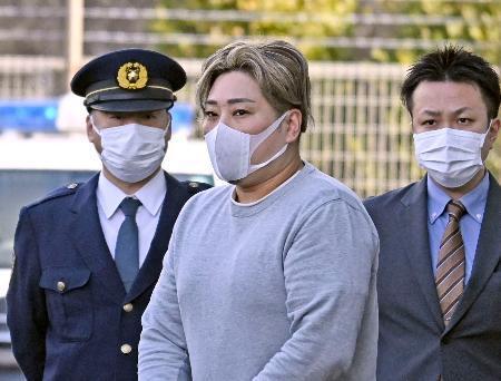 　送検のため千葉南署を出る仲野隆則容疑者（中央）＝１２日午前９時１６分