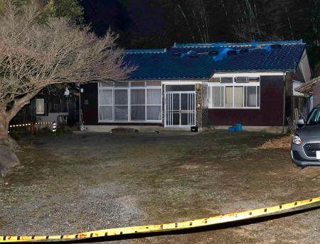 　男性が死亡しているのが見つかった山口県宇部市の民家＝１２日午後１０時５２分