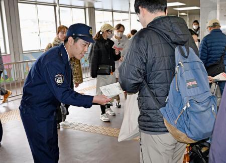 　ＪＲ都賀駅で情報提供を求めるチラシを配る千葉県警の捜査員＝１３日午前、千葉市