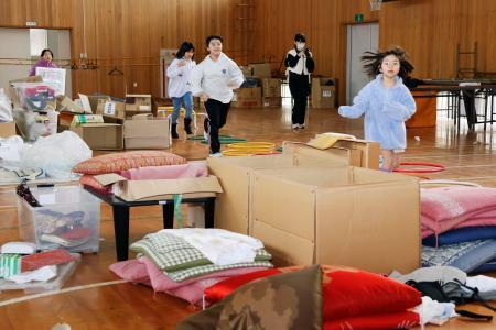 　避難所として使われた際の物資が残る門前西小の体育館＝１４日午後、石川県輪島市門前町