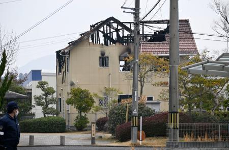 　火災が発生し、敷地内で血を流して倒れている男性が発見された住宅＝１６日午前１０時１８分、広島県東広島市