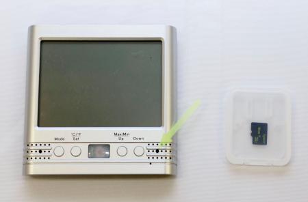 　盗撮に使用されたとみられる時計型カメラ（左）と動画が保存されていたマイクロＳＤカード＝１６日午前、愛知県警本部