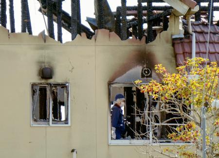 東広島・男性殺害、現場検証　住宅で火災、首付近に刺し傷