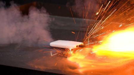 　リチウムイオン電池を使ったモバイルバッテリーの発火実験（製品評価技術基盤機構提供）