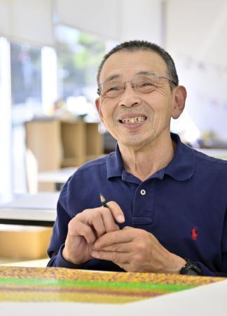 　色鉛筆で山の絵を描く千葉広和さん＝２０２３年１０月、仙台市