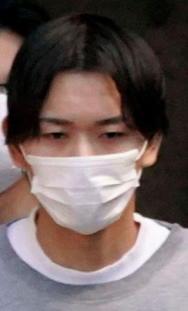 　送検のため警視庁牛込署を出る山谷健太郎容疑者＝１９日午前７時２６分