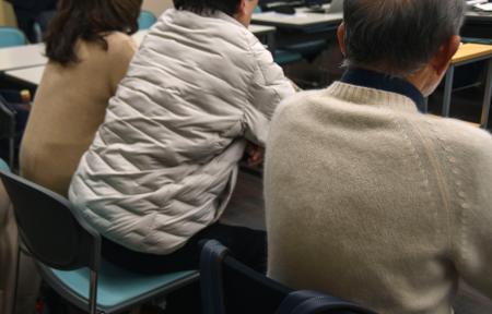 　提訴後に記者会見する原告男性（中央）と両親＝１９日午前、神戸市中央区