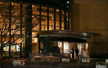 　３人が刺される事件があった福岡市総合図書館＝１９日午後８時５０分、福岡市早良区