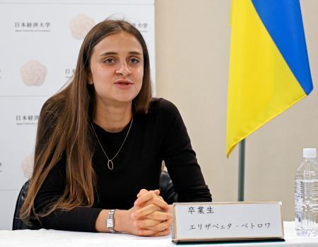 　近況を報告するエリザベータ・ペトロバさん＝２０日午前、福岡県太宰府市の日本経済大