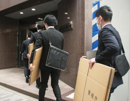 　内閣府公用車の運転手の勤務する営業所へ家宅捜索に入る警視庁の捜査員＝２０日午前、東京都中央区