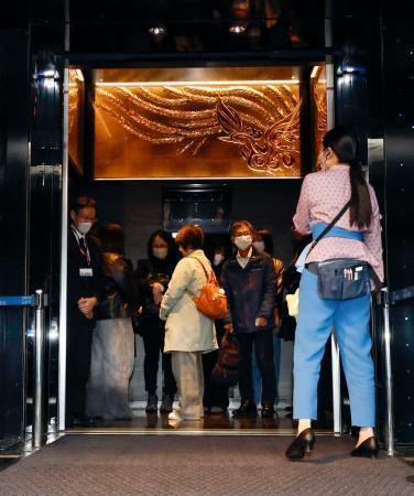 　エレベーターで東京スカイツリーの「天望デッキ」へ向かう人たち＝２６日午前、東京都墨田区