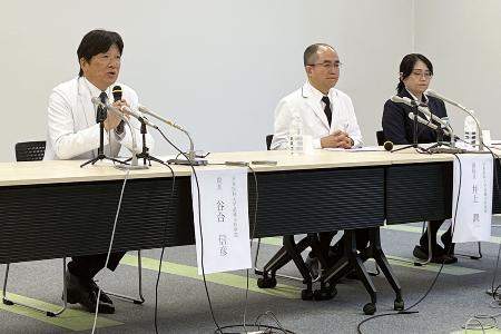 　１３日、記者会見する日本医大武蔵小杉病院の谷合信彦院長（左）ら＝川崎市