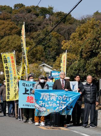 　中国電力が上関原発の建設に必要な海底ボーリング調査の妨害行為禁止を求めた訴訟の判決で、山口地裁岩国支部に向かう住民団体＝５日午前