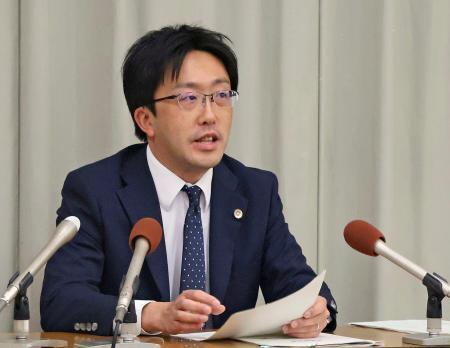 　三重県立高での「いじめ重大事態」について報告書を公表し、記者会見する調査委員長の白山雄一郎弁護士＝５日午後、三重県庁