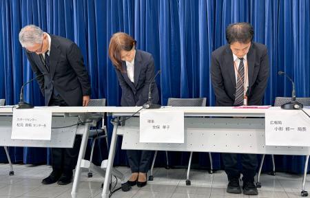 　職員の逮捕を受け、記者会見で謝罪するＮＨＫ幹部ら＝６日午後、東京・渋谷のＮＨＫ放送センター