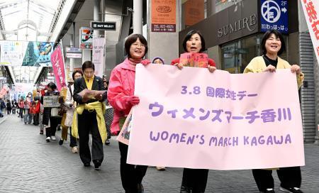 人権守りジェンダー平等を ミモザ手に、各地で訴え