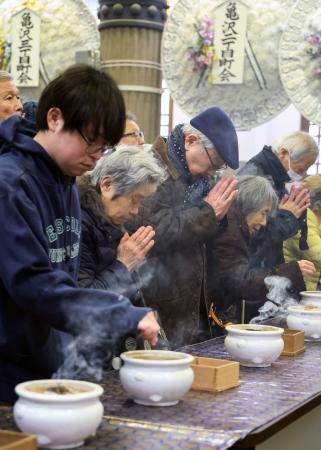 　東京大空襲の犠牲者らをまつる東京都慰霊堂で営まれた法要で焼香をする一般の参列者ら＝１０日午前、東京都墨田区（代表撮影）