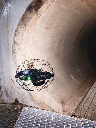 　下水道管の点検に利用されるドロ-ン（ＮＴＴ　ｅ-Ｄｒｏｎｅ　Ｔｅｃｈｎｏｌｏｇｙ提供）