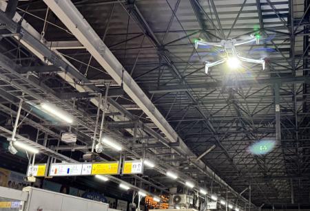 　ＪＲ新橋駅で行われたドローンの試験飛行＝１月（ＪＲ東日本提供）