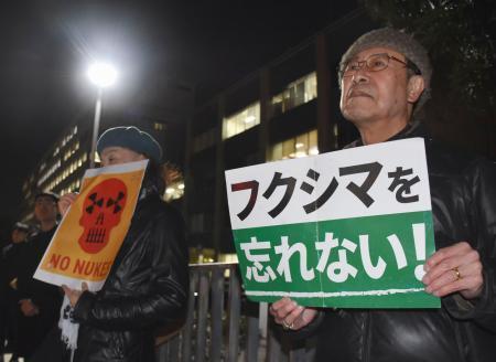 　東京電力福島第１原発事故から１５年となるのに合わせ開かれた脱原発を訴える集会＝１１日夜、首相官邸前