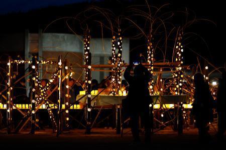 　宮城県石巻市の震災遺構・大川小でともされた竹あかり＝１１日午後６時７分