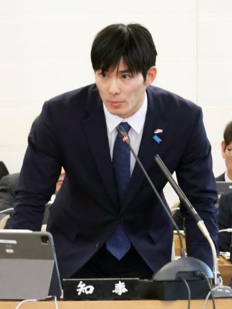 　福井県議会特別委員会で答弁する石田嵩人知事＝１２日午後