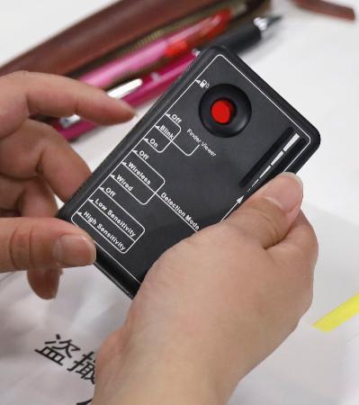 　配布された盗撮カメラの探知機＝１６日午後、水戸市役所