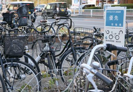 　名古屋市営地下鉄港区役所駅の駐輪場に設置された「カギをかけた自転車優先」のスペース＝１６日午後