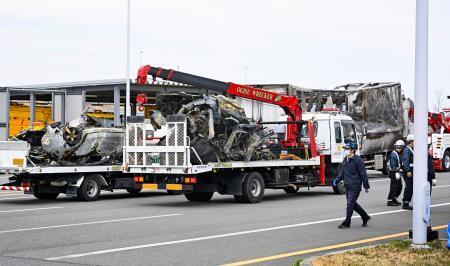 　事故があった新名神高速下り線の野登トンネルから運び出された車両（荷台上の２台）とトラック（右奥）＝２０日午後１時２分、三重県菰野町