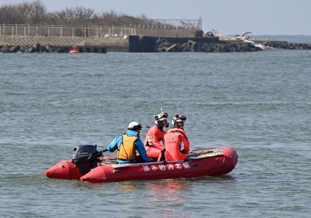 　海に転落した釣り人の捜索活動をする消防隊員＝２１日午前１０時４分、福井県坂井市